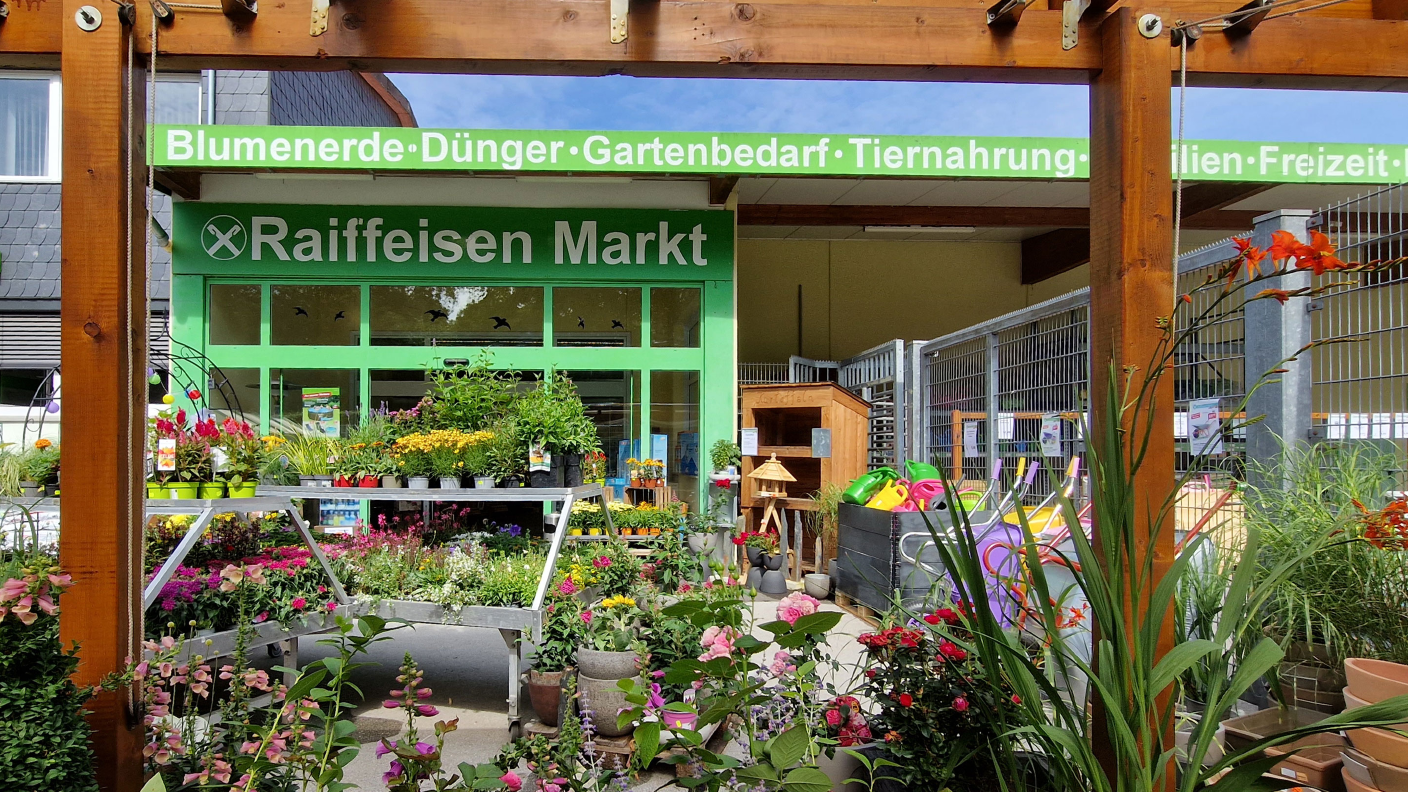 Blick auf das Blumensortiment im Raiffeisenmarkt Elbingerode - AGRAVIS Niedersachsen-Süd GmbH