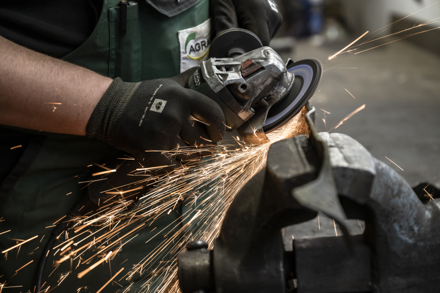 Funkenflug beim Schleifen eines Metallteils mit der Flex in der Werkstatt