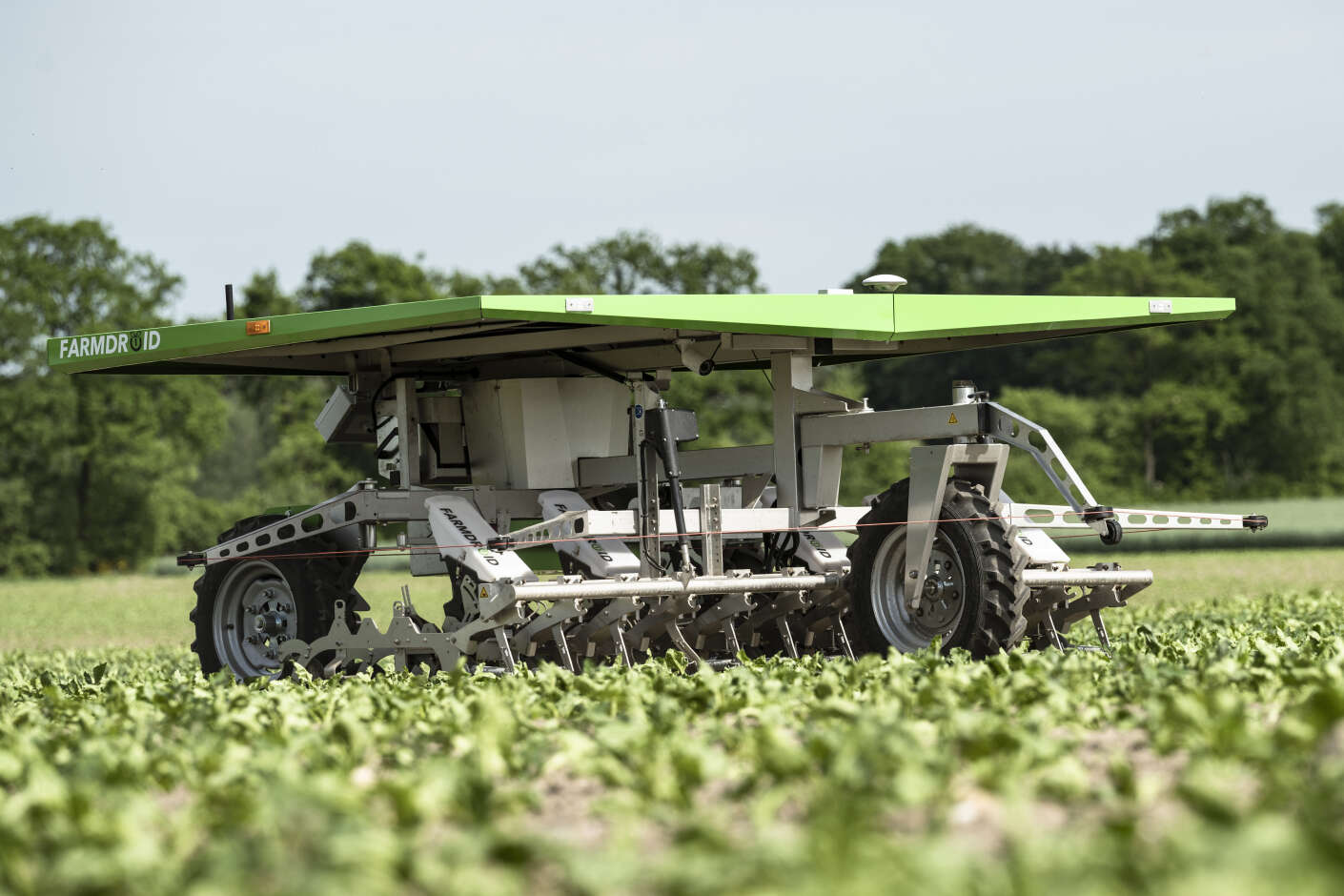 Feldroboter FARMDROID bei der Arbeit in jungem Pflanzenbestand auf Ackerfläche