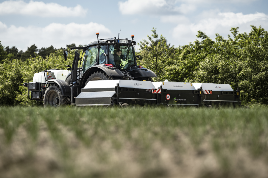 Die Landmaschine ARA von Fendt fährt über ein Zwiebelfeld.