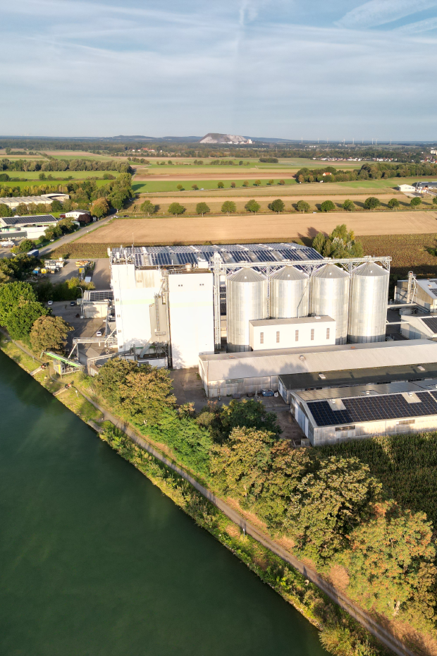 Drohnenansicht auf Gebäude am Standort Wunstorf-Kolenfeld, im Vordergrund der Mittellandkanal