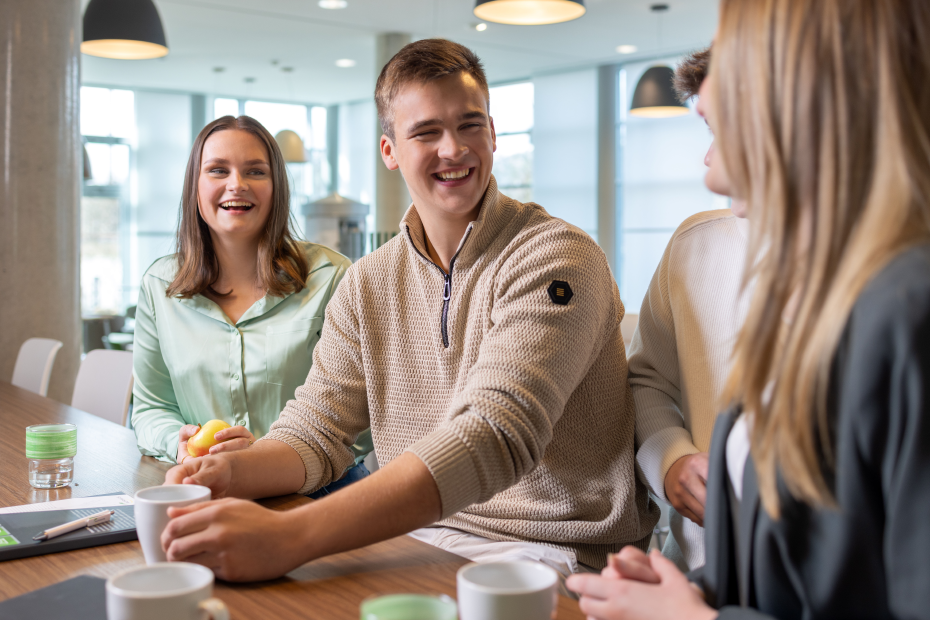 Azubis treffen sich in der Kantine um auch privat sich weiter kennenzulernen. Vernetzung der Azubis.