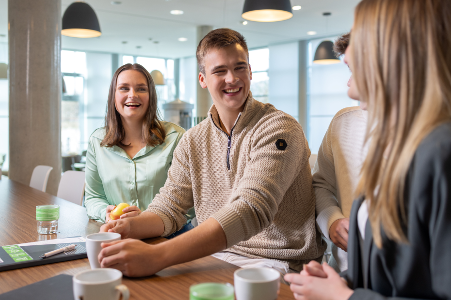 Azubis treffen sich in der Kantine um auch privat sich weiter kennenzulernen. Vernetzung der Azubis.