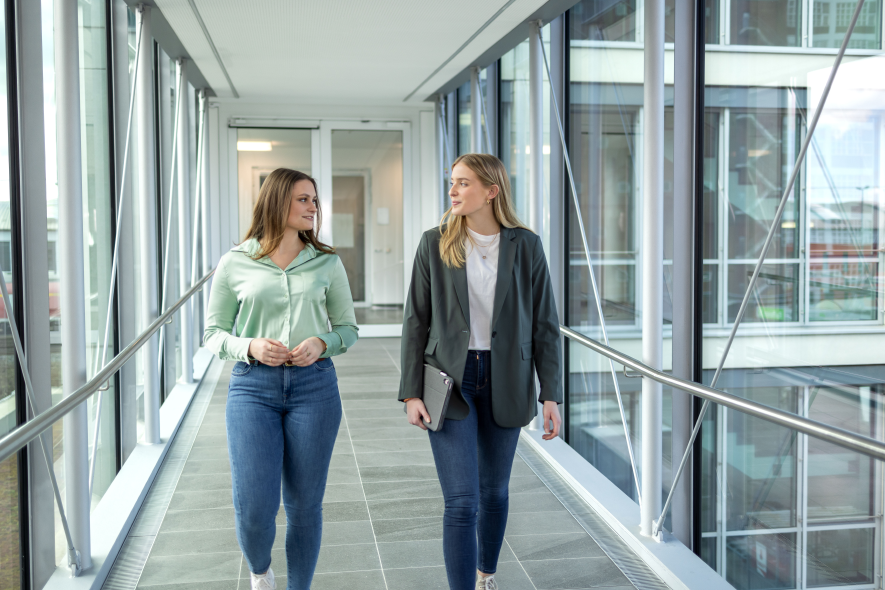 Auszubildende der AGRAVIS beim Gang durch den Skywalk in Münster