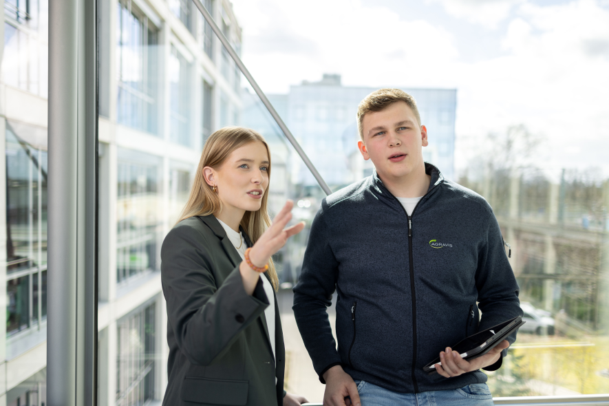 Auszubildende der AGRAVIS im Gespräch