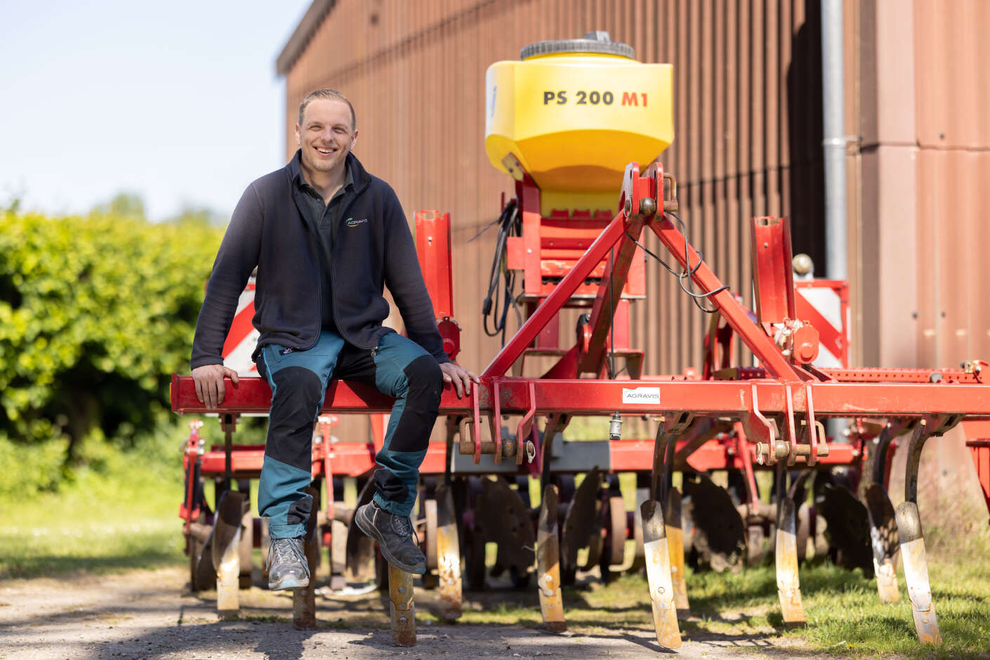 AGRAVIS Mitarbeiter André Frenzel sitzt auf einem Gerät der Landtechnik