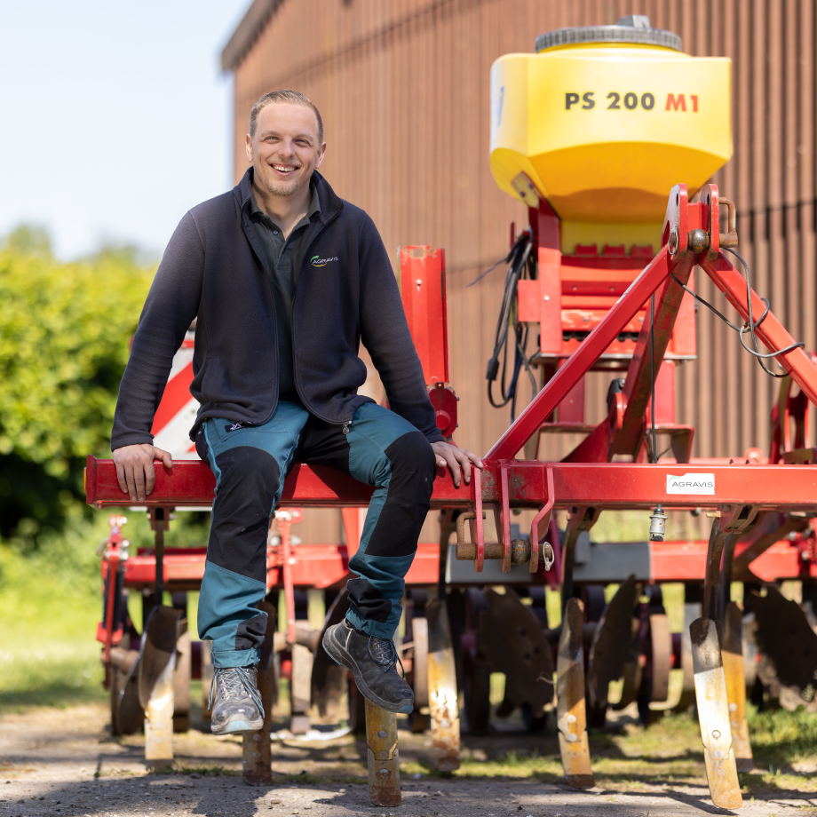 AGRAVIS Mitarbeiter auf Erntemaschine