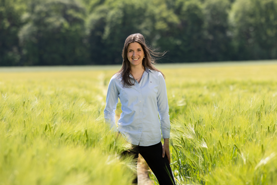 AGRAVIS Mitarbeiterin Franzis Ester Heuing auf dem Versuchsgut