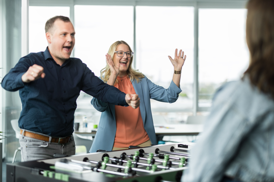Kolleg:innen aus dem Bereich HR gewinnen beim Kickern.