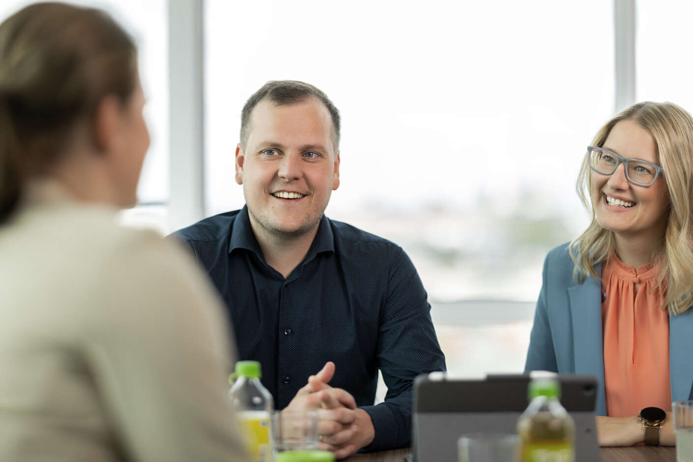 Kolleg:innen aus dem Bereich Recruiting halten ein Meeting
