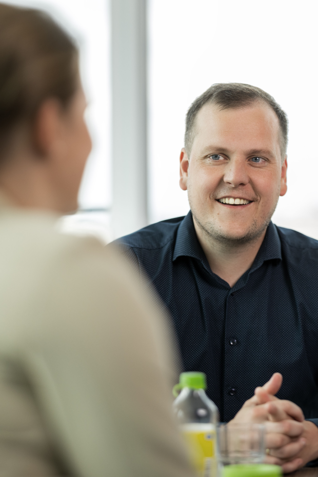 Kolleg:innen aus dem Bereich Recruiting halten ein Meeting