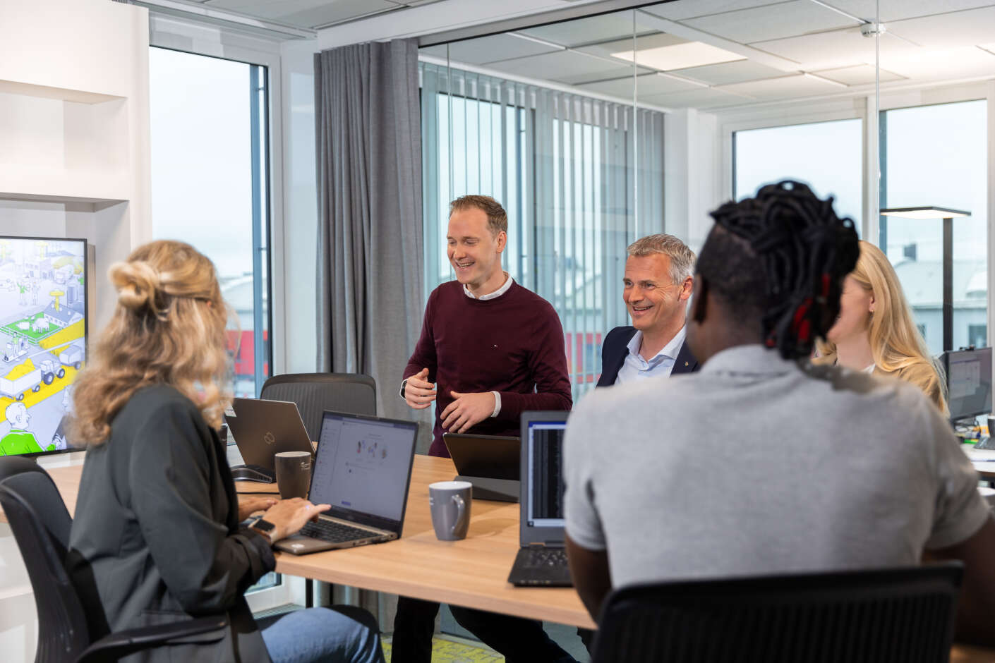 IT-Mitarbeitende im Gespräch