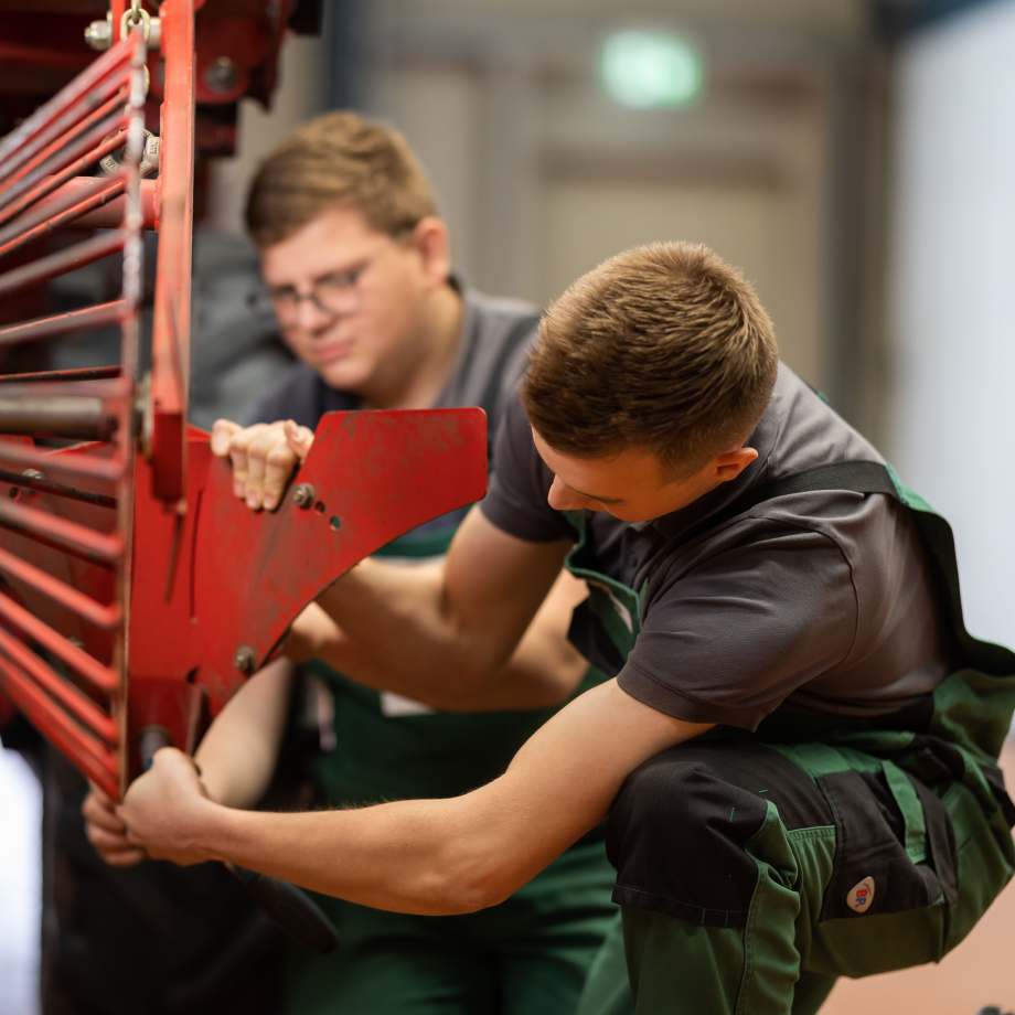 AGRAVIS Azubis bei der Montage in der Werkstatt