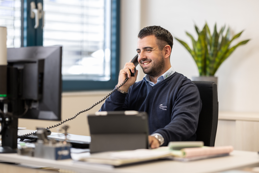 AGRAVIS Technik Mitarbeiter im Telefongespräch