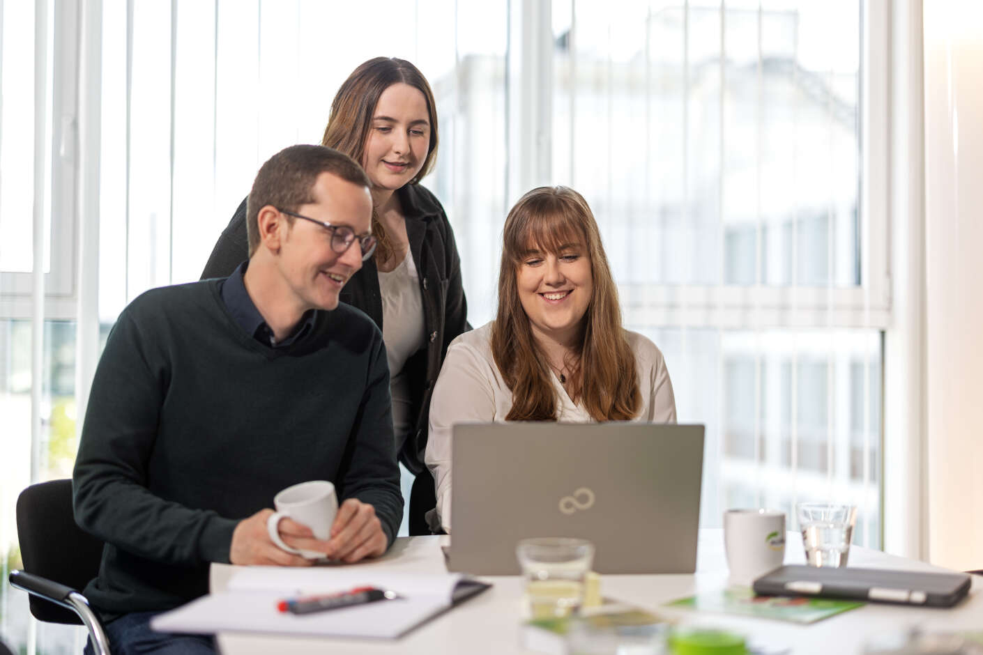 Trainees sitzen zusammen in einer Besprechung