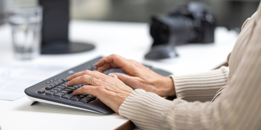 Im Büro - Finger tippen auf Tastatur