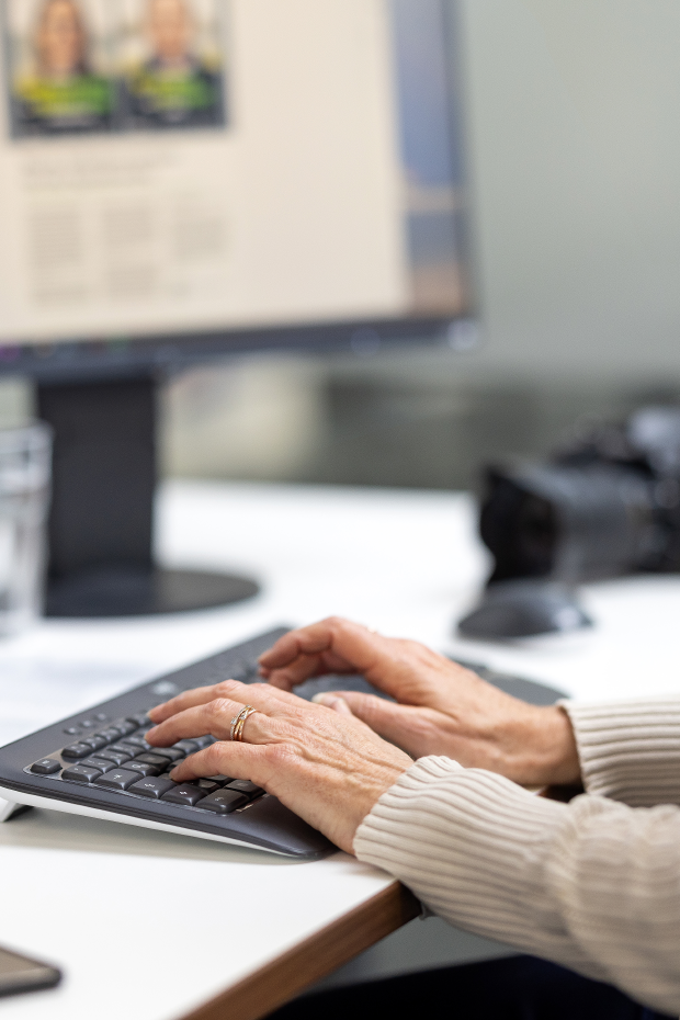 Im Büro - Finger tippen auf Tastatur