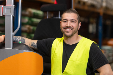 AGRAVIS Mitarbeiter arbeitet am Stapler