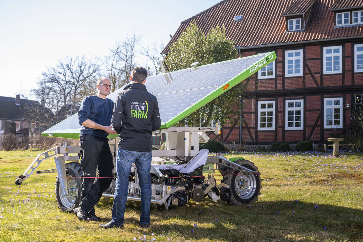 FarmDroid FD20 and advisor at the AGRAVIS Future Farm