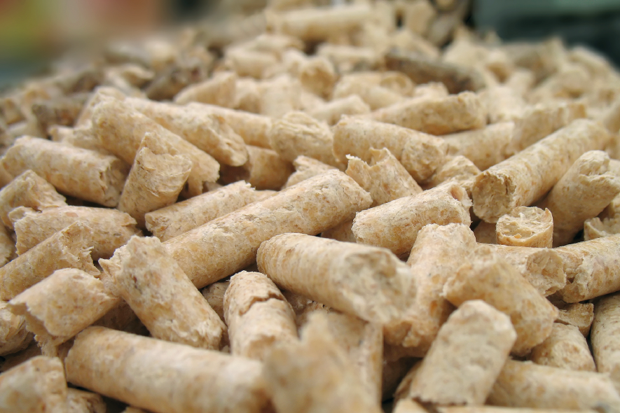 Ein kleiner Berg Holzpellets in Nahaufnahme.