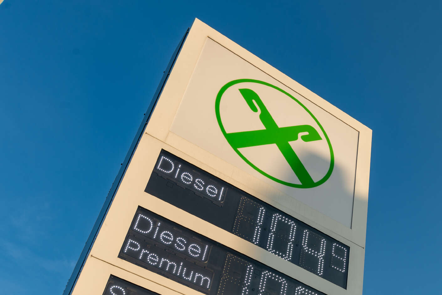 Der digitale Preismast einer Raiffeisen-Tankstelle mit dem Raiffeisen-Giebelkreuz oben in der Mitte.
