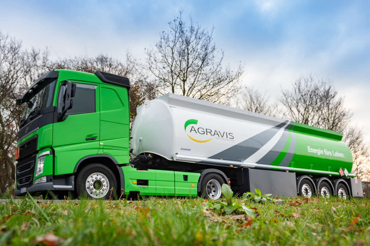 Tankwagen der Energie auf der Fahrt durchs Feld mit AGRAVIS Logo und Energie fürs Leben. 