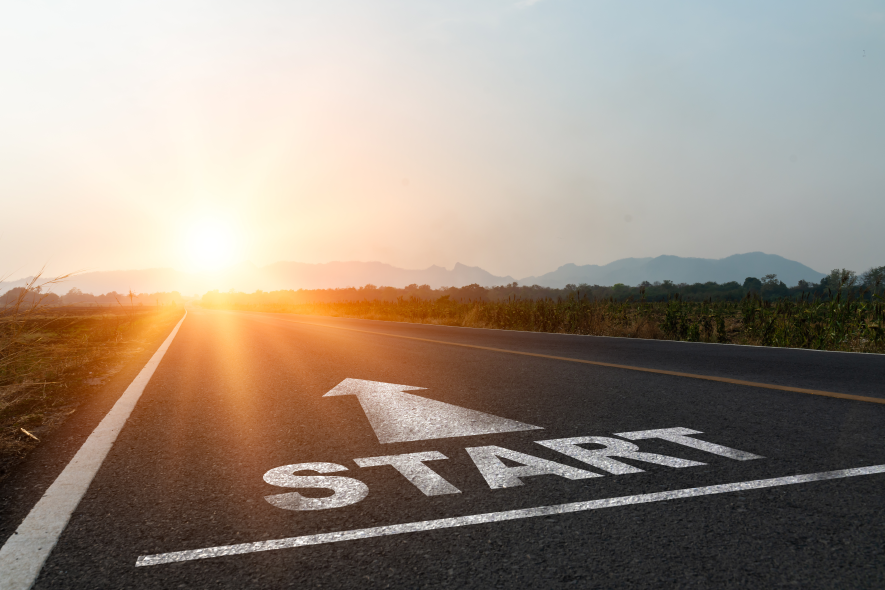 Startpunkt einer Rennstrecke auf Asphalt