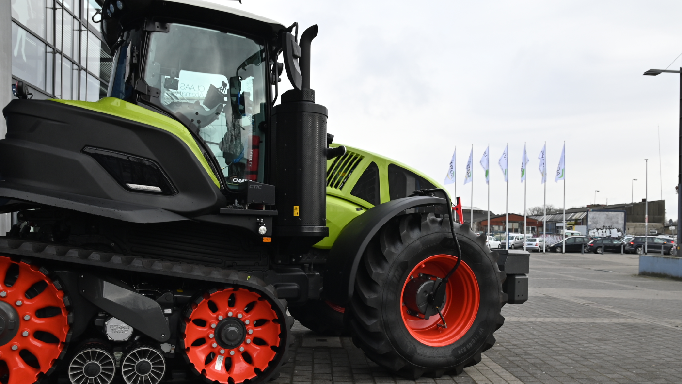 Claas-Schlepper vor der Halle Münsterland - Agrarunternehmertage