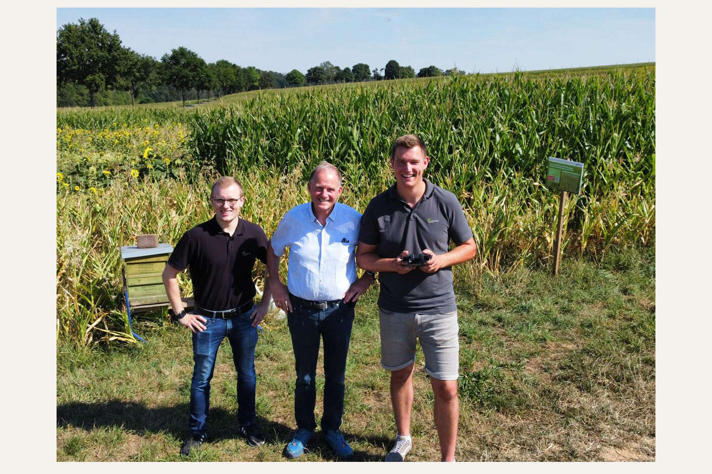 Von links: Lukas Menne-Nolten, Raimund Rehermann, Heiner Billmann stehen vor einem Feld.