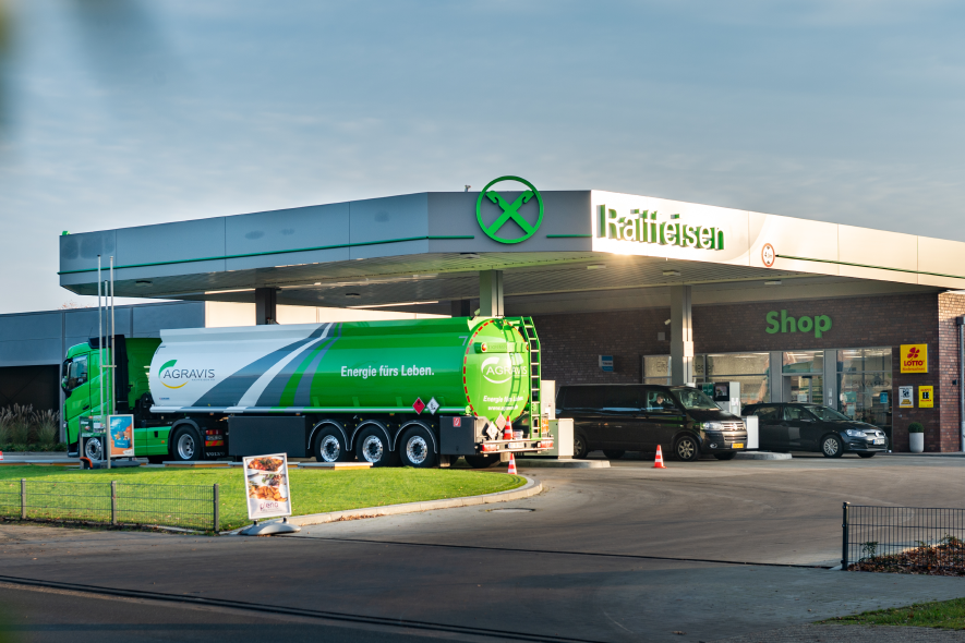 Eine Raiffeisen-Tankstelle, ein Tankwagen steht im Vordergrund.