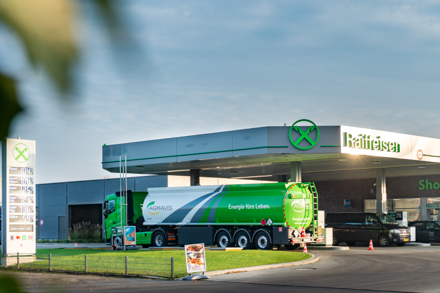 Eine Raiffeisen-Tankstelle, ein Tankwagen steht im Vordergrund.