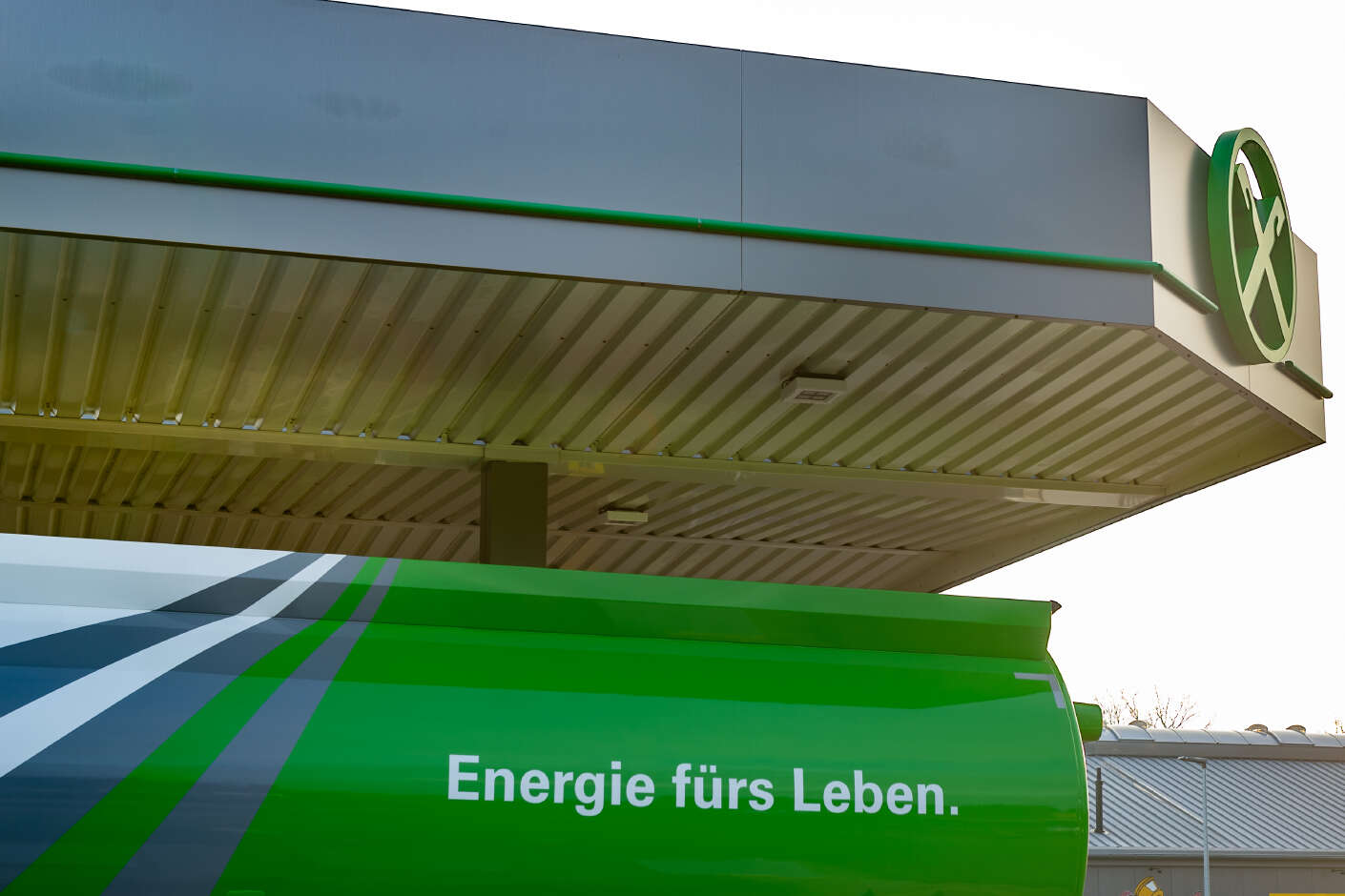 Ein Tankwagen an einer Raiffeisen-Tankstelle. Auf dem Wagen steht Energie fürs Leben. 