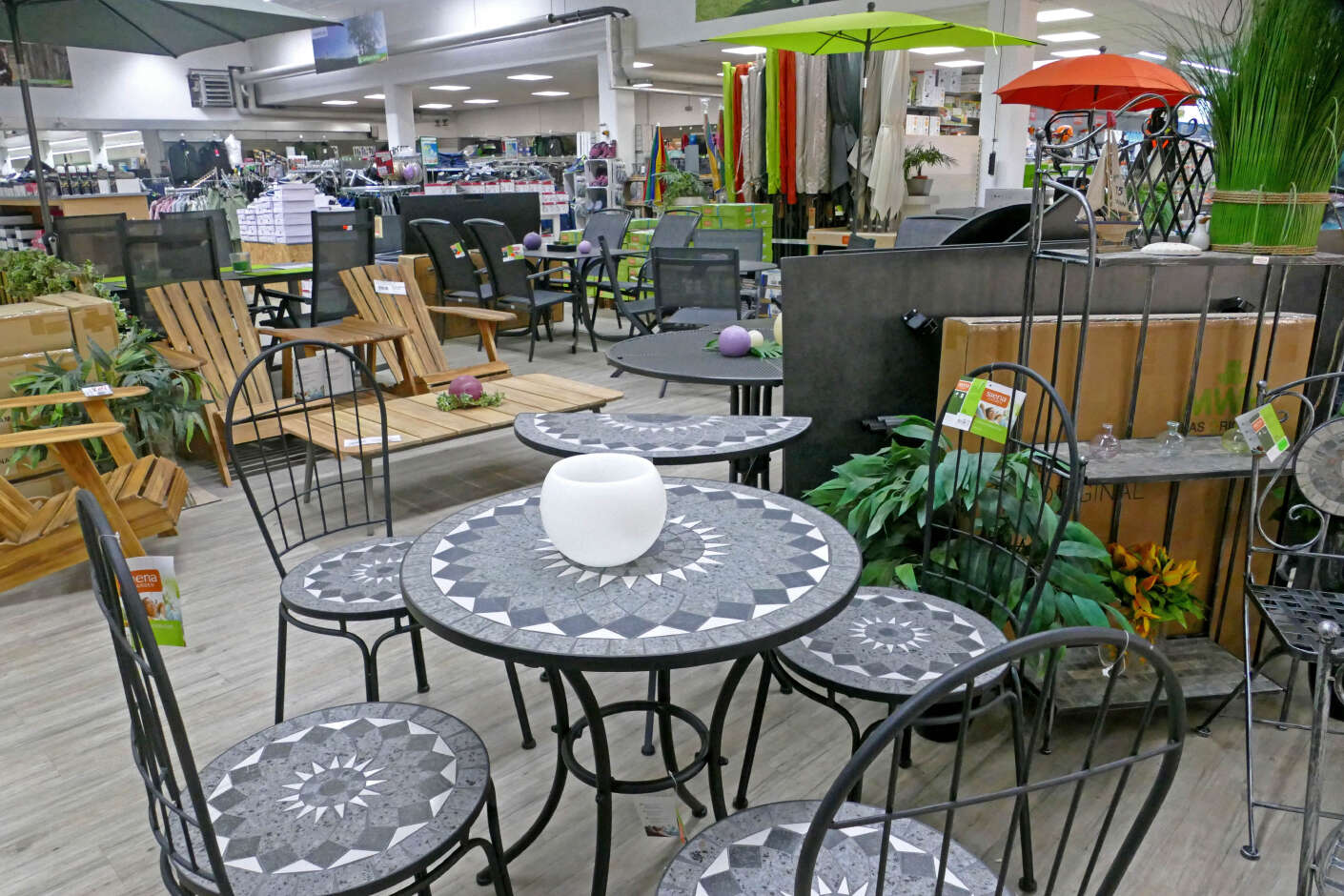 Gartentisch mit zwei Stühlen im Raiffeisen Markt 