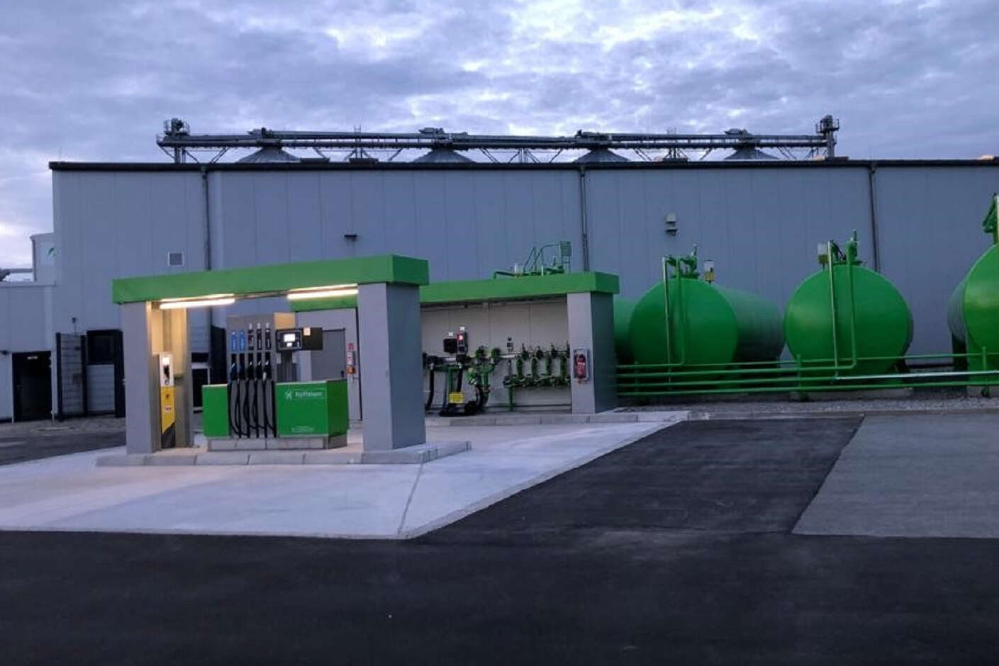 Tankstelle in der Abenddämmerung am Standort Hohenwepel