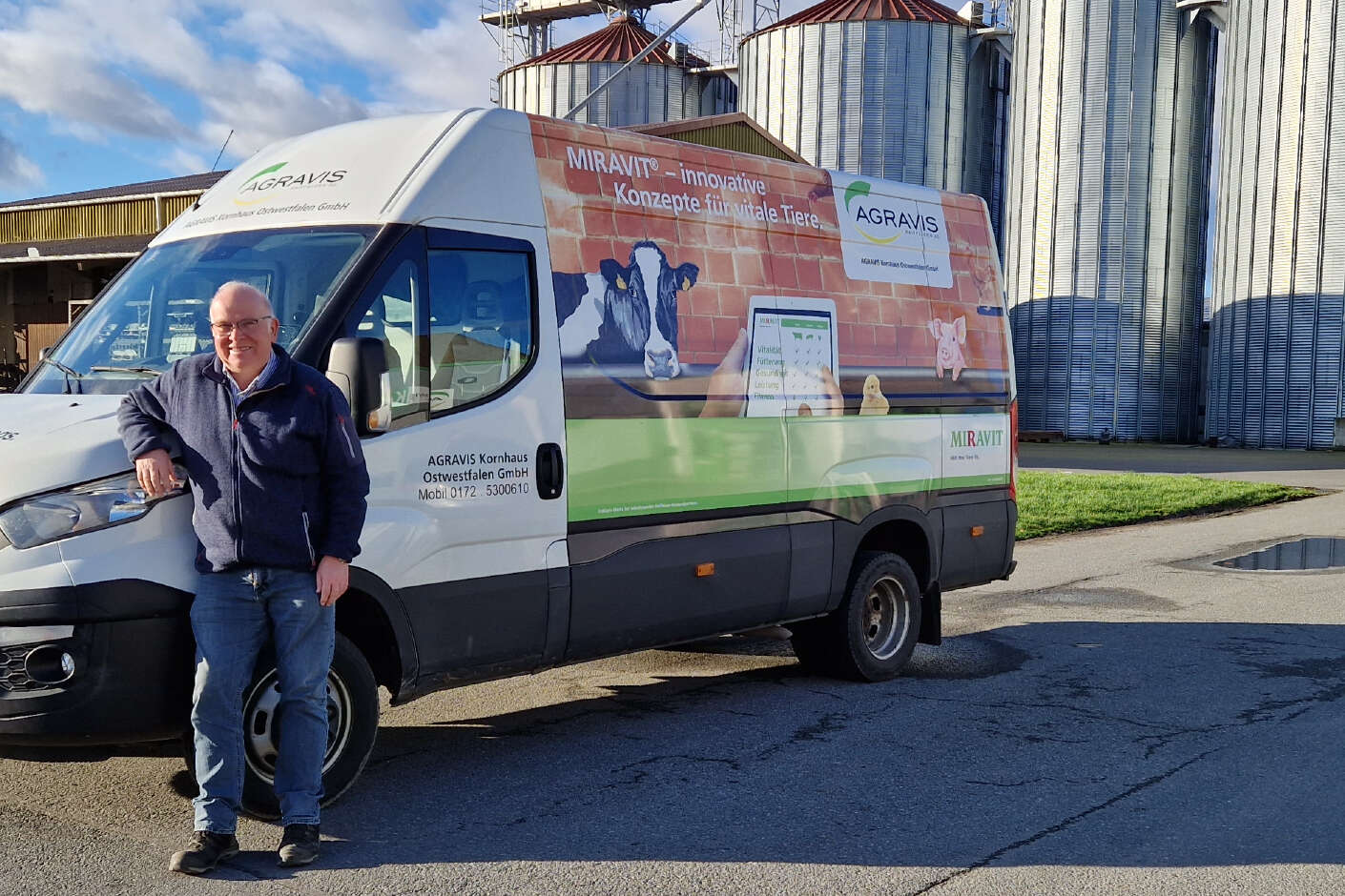 Fahrzeug Agrarexpress mit Diethelm Kukuk im Vordergrund %26 Silo Brakel im Hintergrund