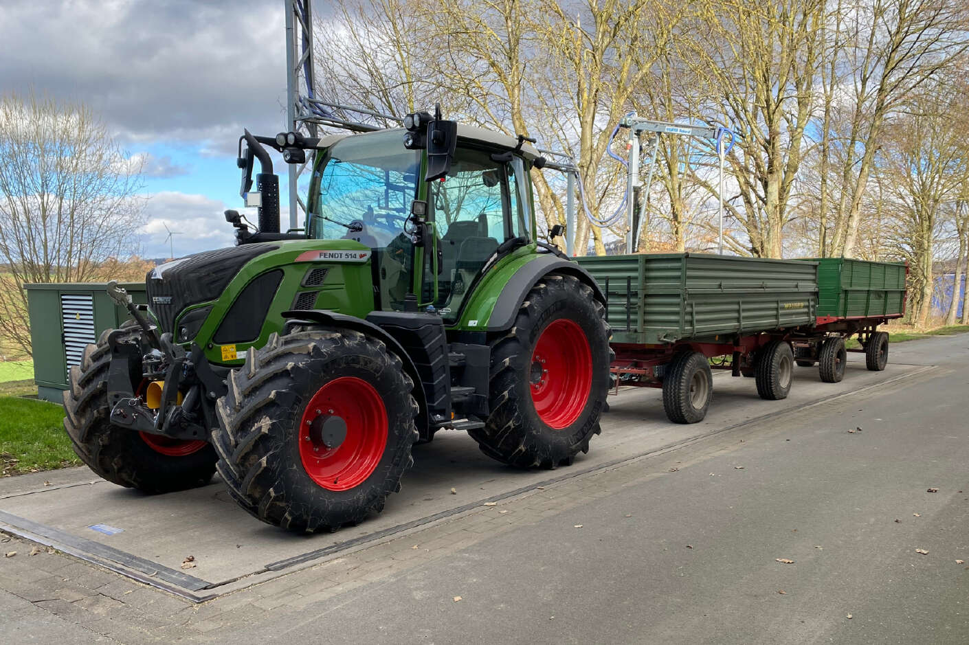 Fendt steht mit zwei Hängern auf der Fahrzeugwaage