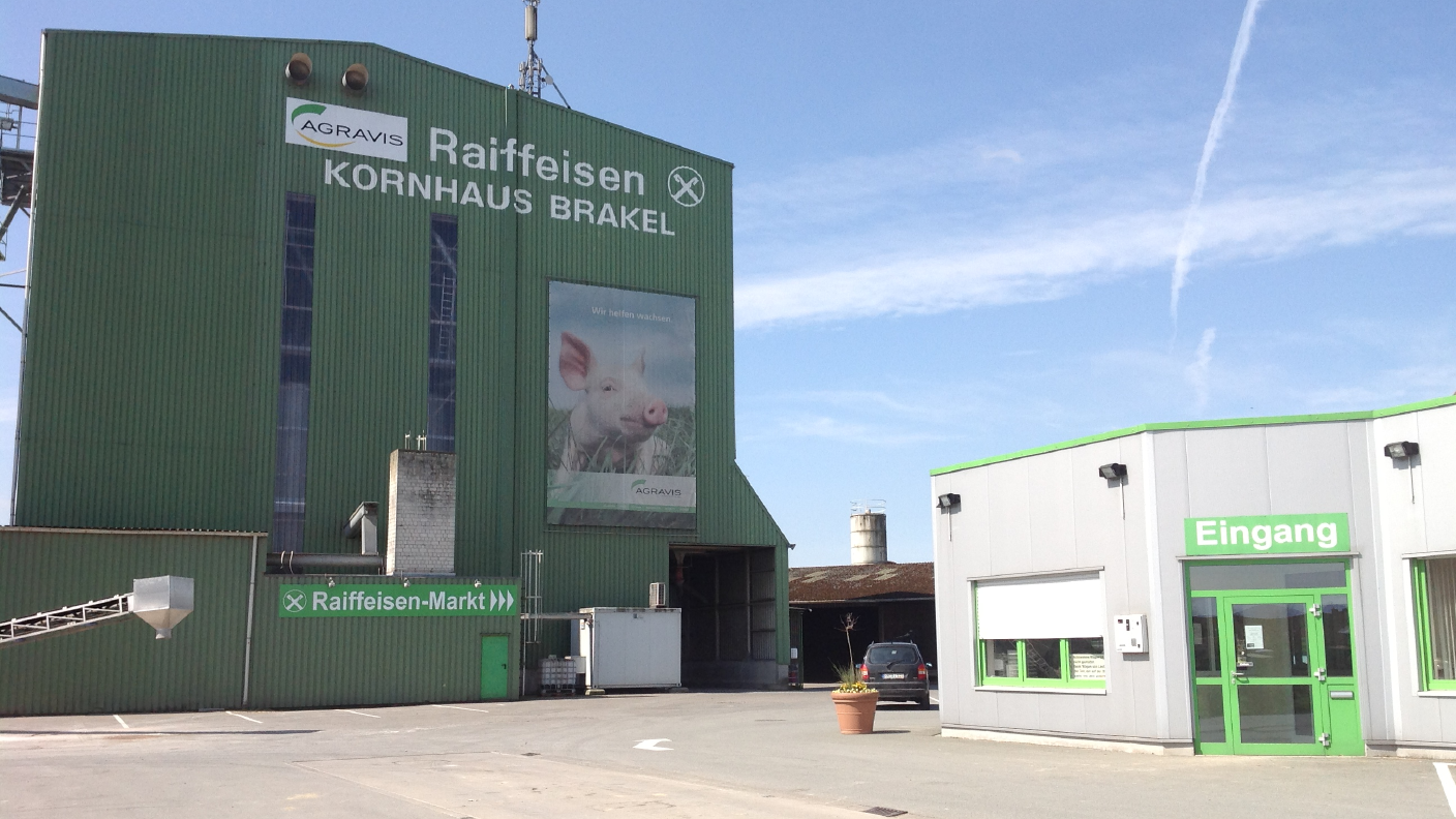 Siloanlage und Eingang zum Standort Brakel
