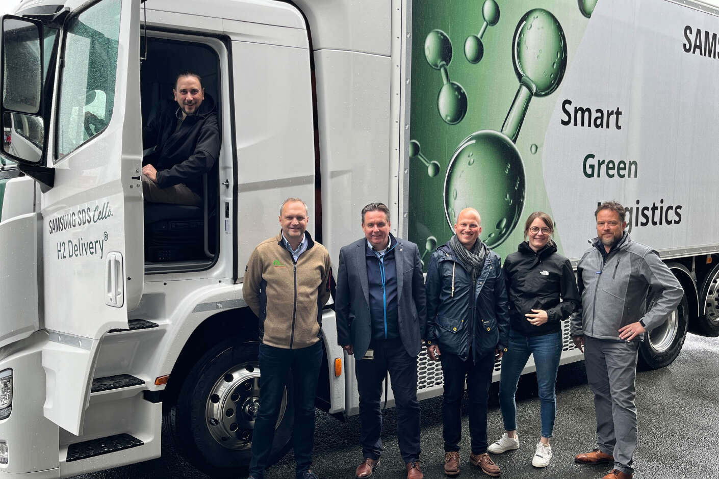 Eine Gruppe von Personen aus der AGRAVIS vor einem Wasserstoff-Lkw