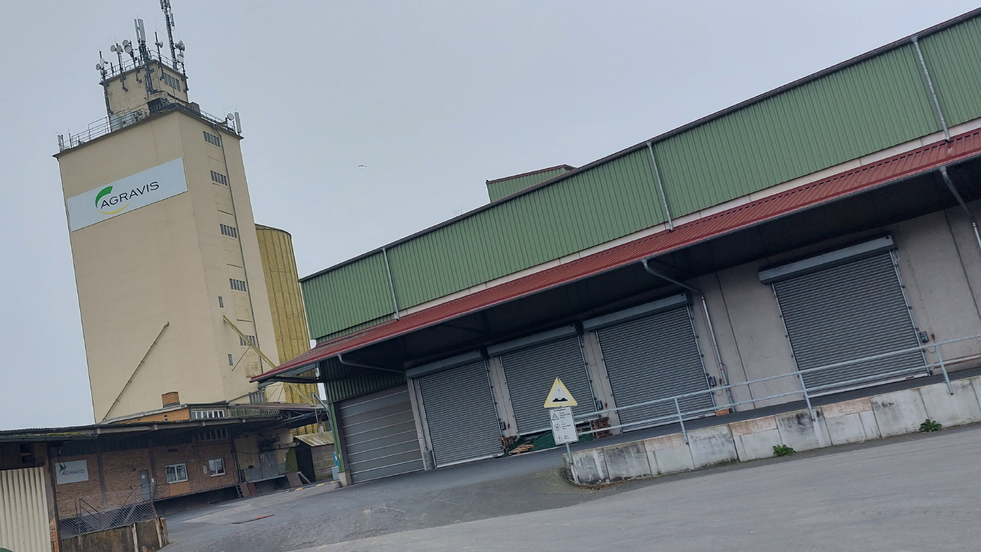 Standort Espenau mit Getreidehallen im Vordergrund