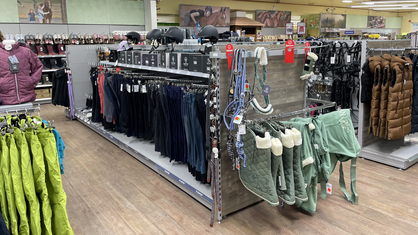 Regale mit Reitbekleidung und Pferdezubehör