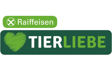 grünes kleines Raiffeisenlogo über TIERLIEBE Schriftzug mit grünem Herz auf dunkelgrünem Grund