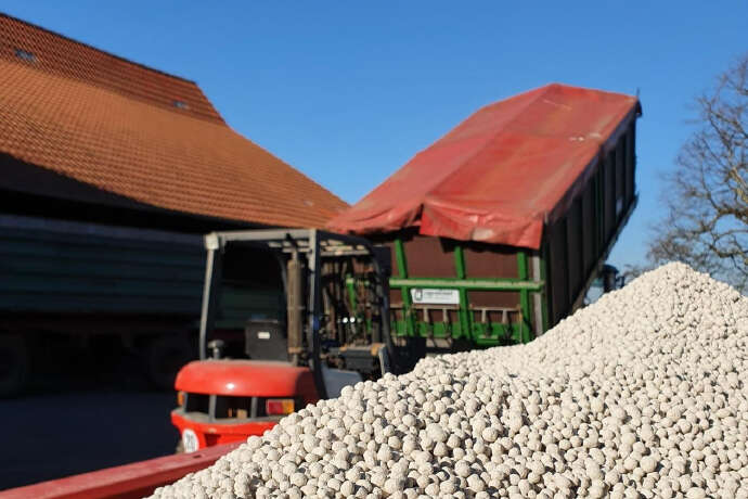 Dngen mit Produkten von AGRAVIS
