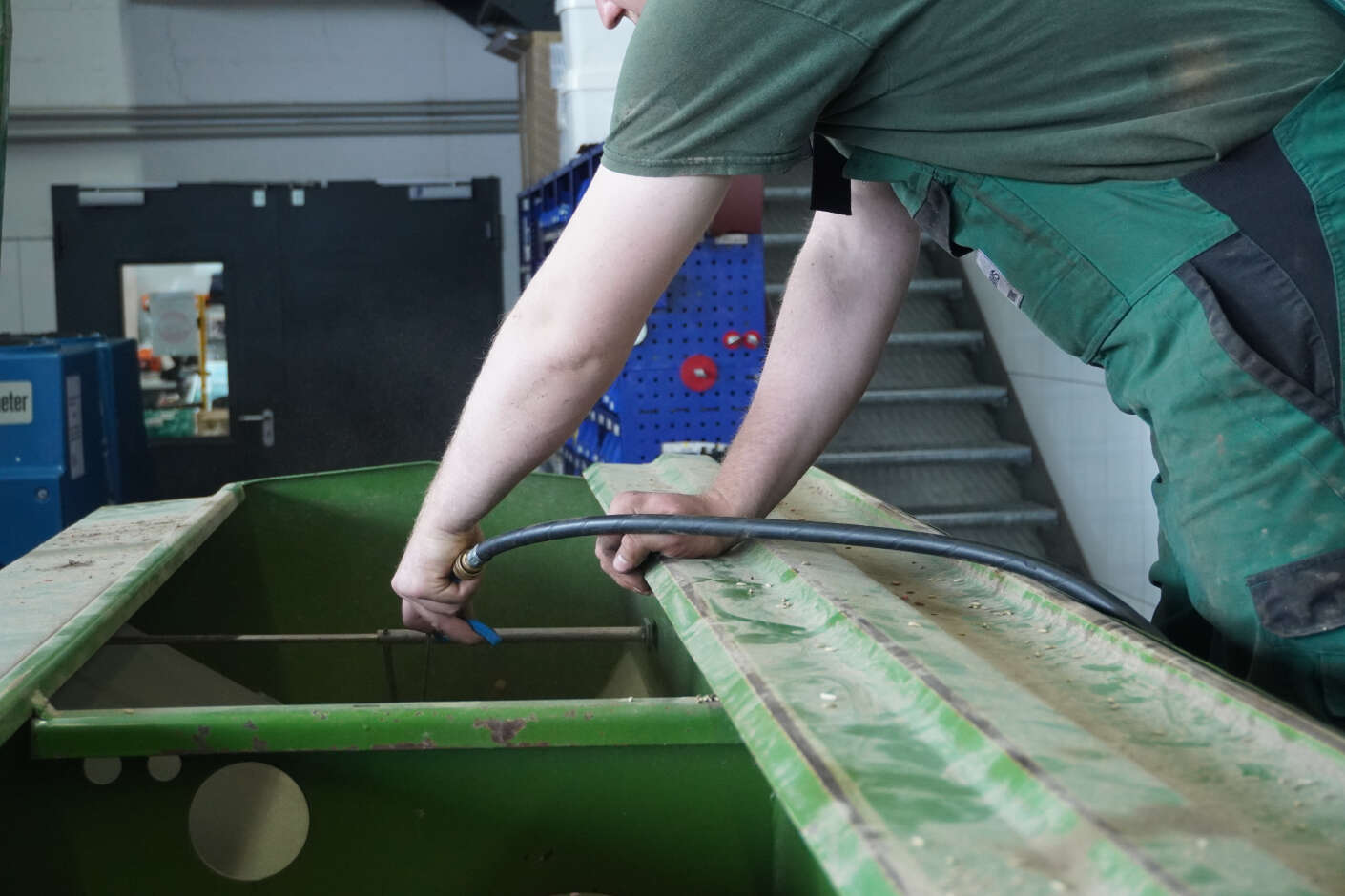 Mechaniker während einer Tätigkeit an einer Landmaschine