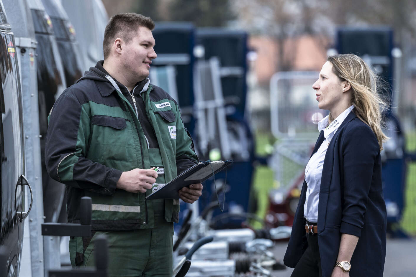 Mitarbeiterin berät Kunden zu Böckmann-Anhängern