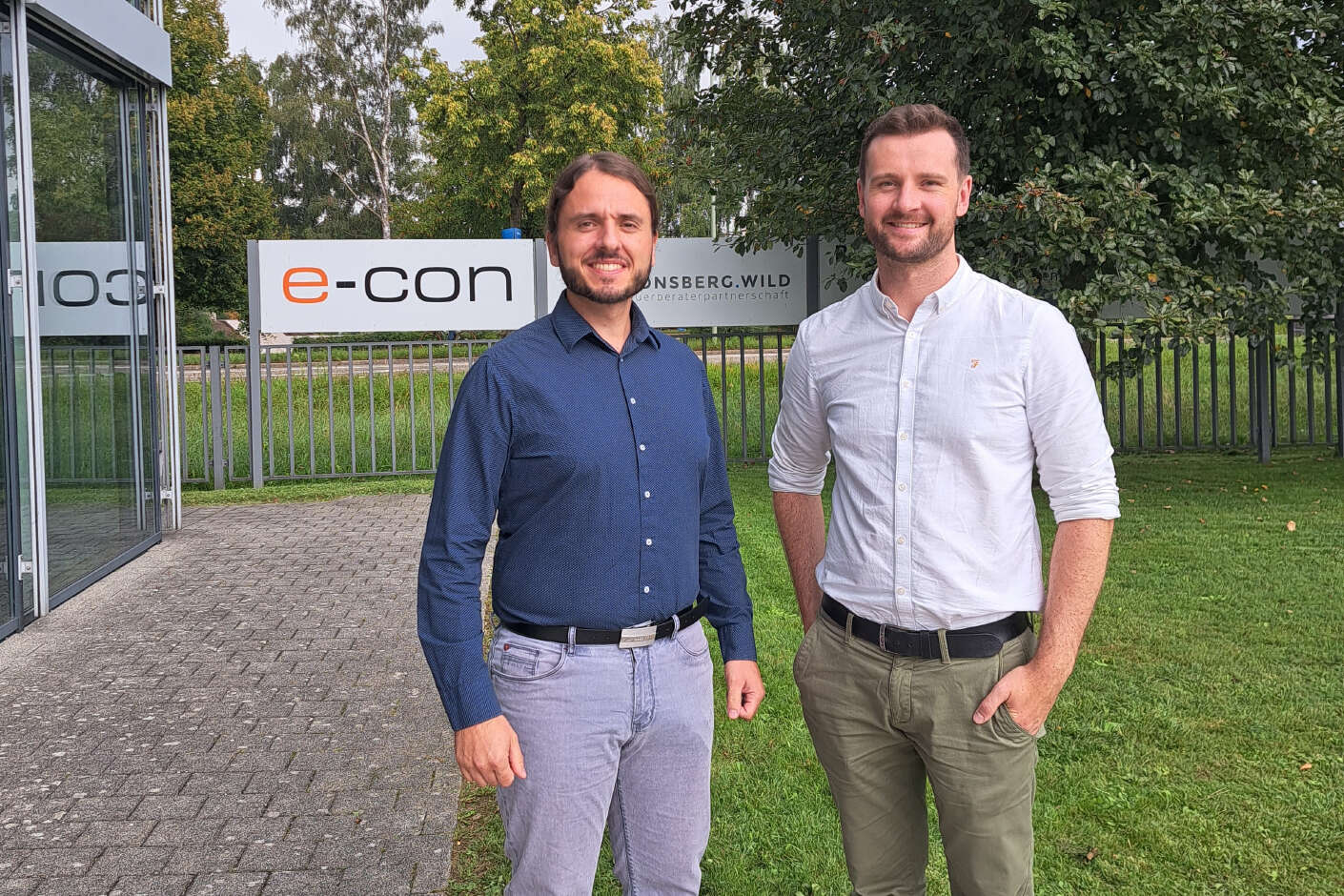 Matthias Beutlhauser (TerraVis Gmbh) und Peter Waizenegger (e-con AG) am Flughafen Memmingen.