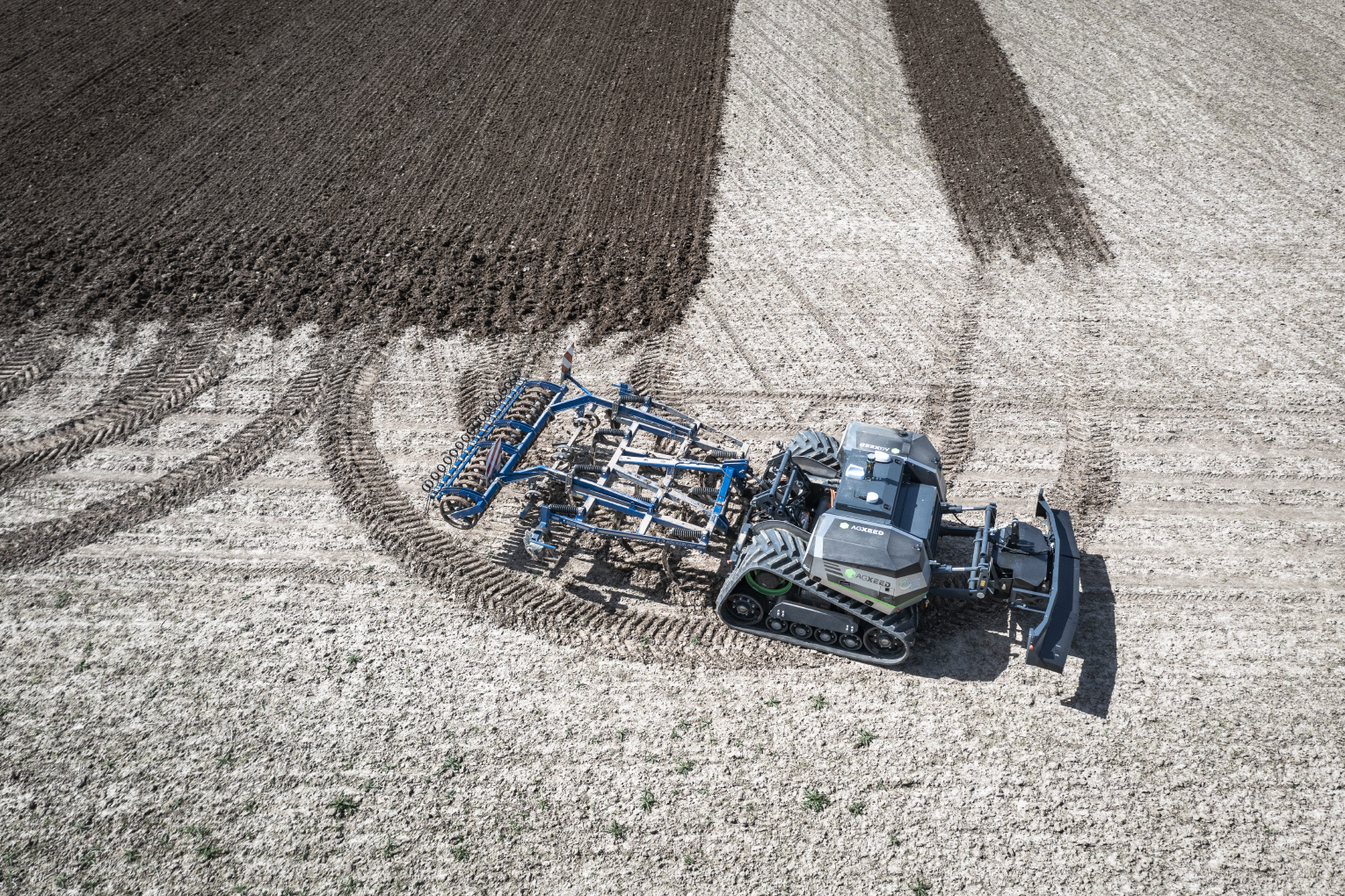 Robotik AgBot T2 von Agxeed mit Raupenlaufwerk und Grubber