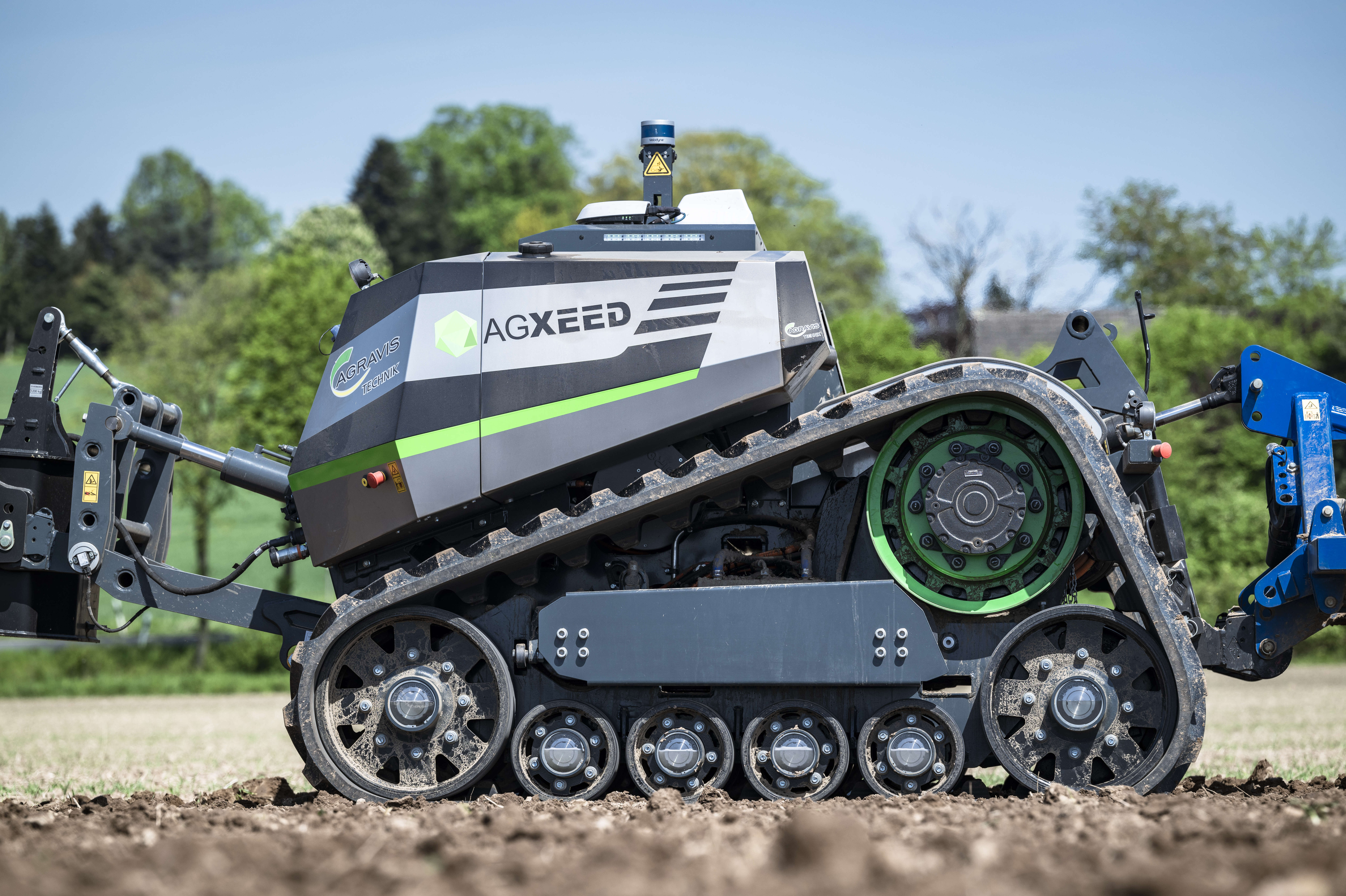 Robotik AgBot T2 von Agxeed mit Raupenlaufwerk und Grubber
