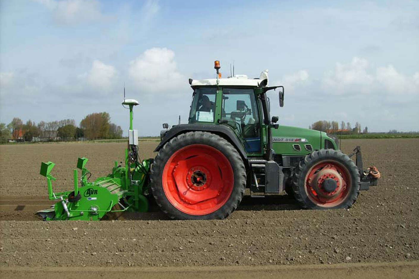 Ein Trecker fährt auf einem Feld.