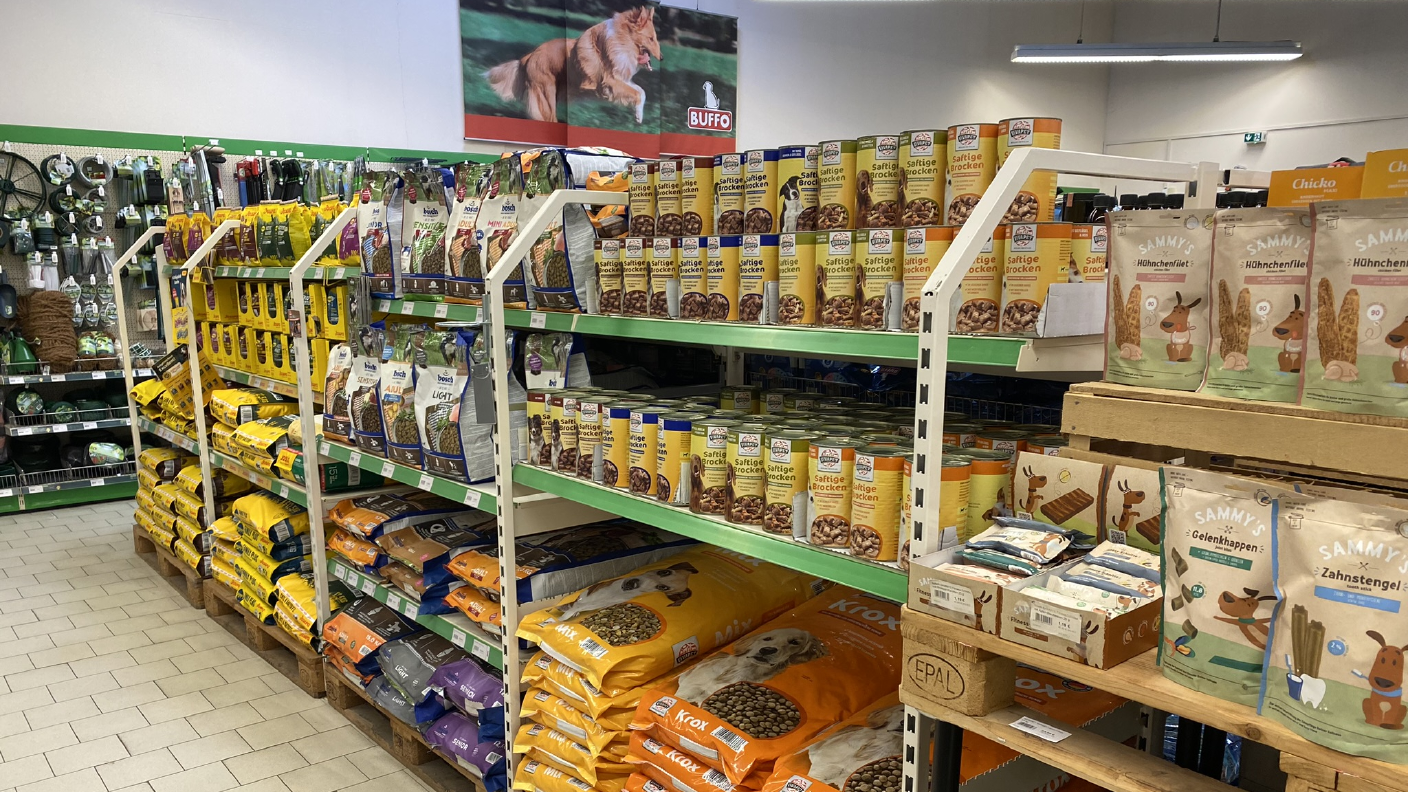 Regale mit Hundefutter verschiedener Marken