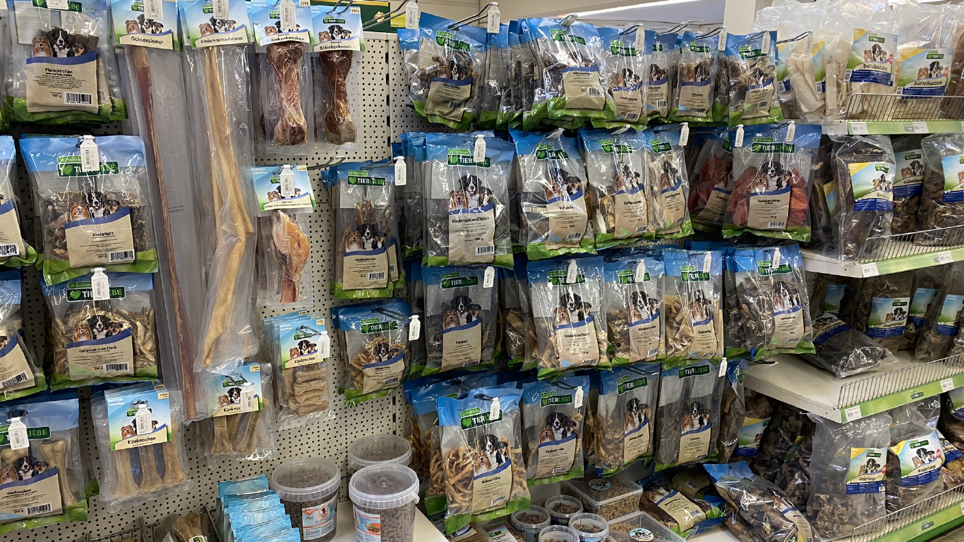 Regal mit verschiedenen Hundeleckerlis von Tierliebe